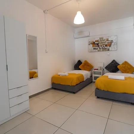 Jana'S 2-Br Apartment In Larnaca Exterior photo