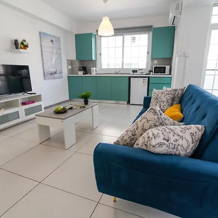 Jana'S 2-Br Apartment In Larnaca Exterior photo